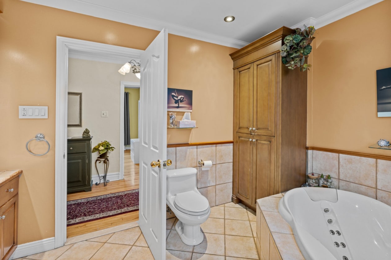 Salle de bains — 5150, Boul. St-Joseph, Montréal (Lachine), H8T1S2, Montréal (Lachine)