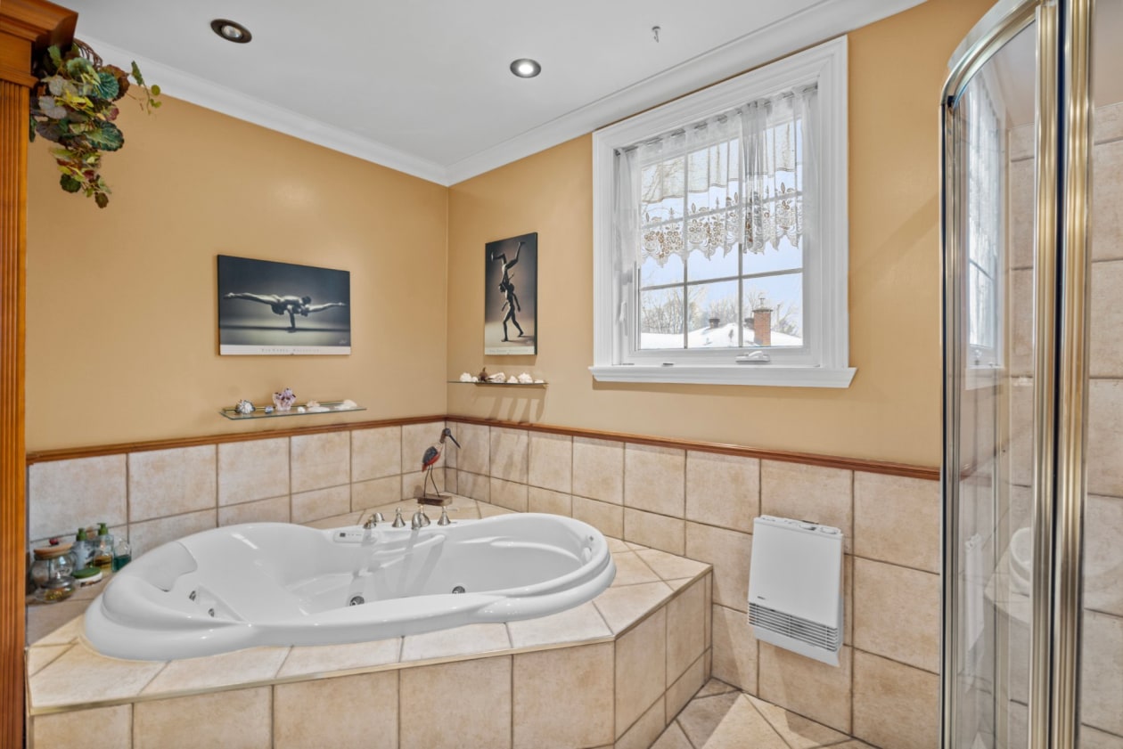 Salle de bains — 5150, Boul. St-Joseph, Montréal (Lachine), H8T1S2, Montréal (Lachine)