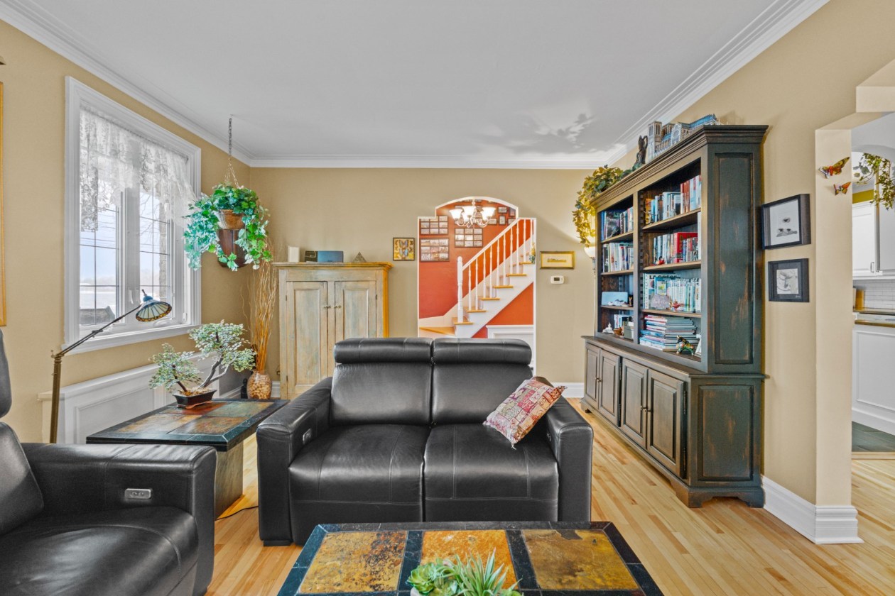 Salon — 5150, Boul. St-Joseph, Montréal (Lachine), H8T1S2, Montréal (Lachine)