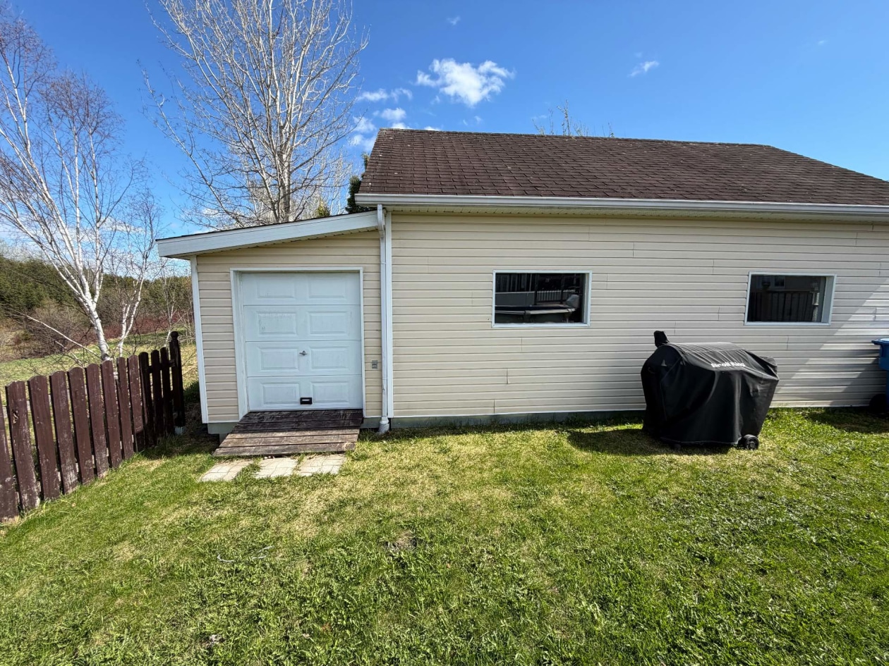 Garage — 226, Rue de la Place-des-Champs, Saint-Nazaire, G0W2V0, Saint-Nazaire