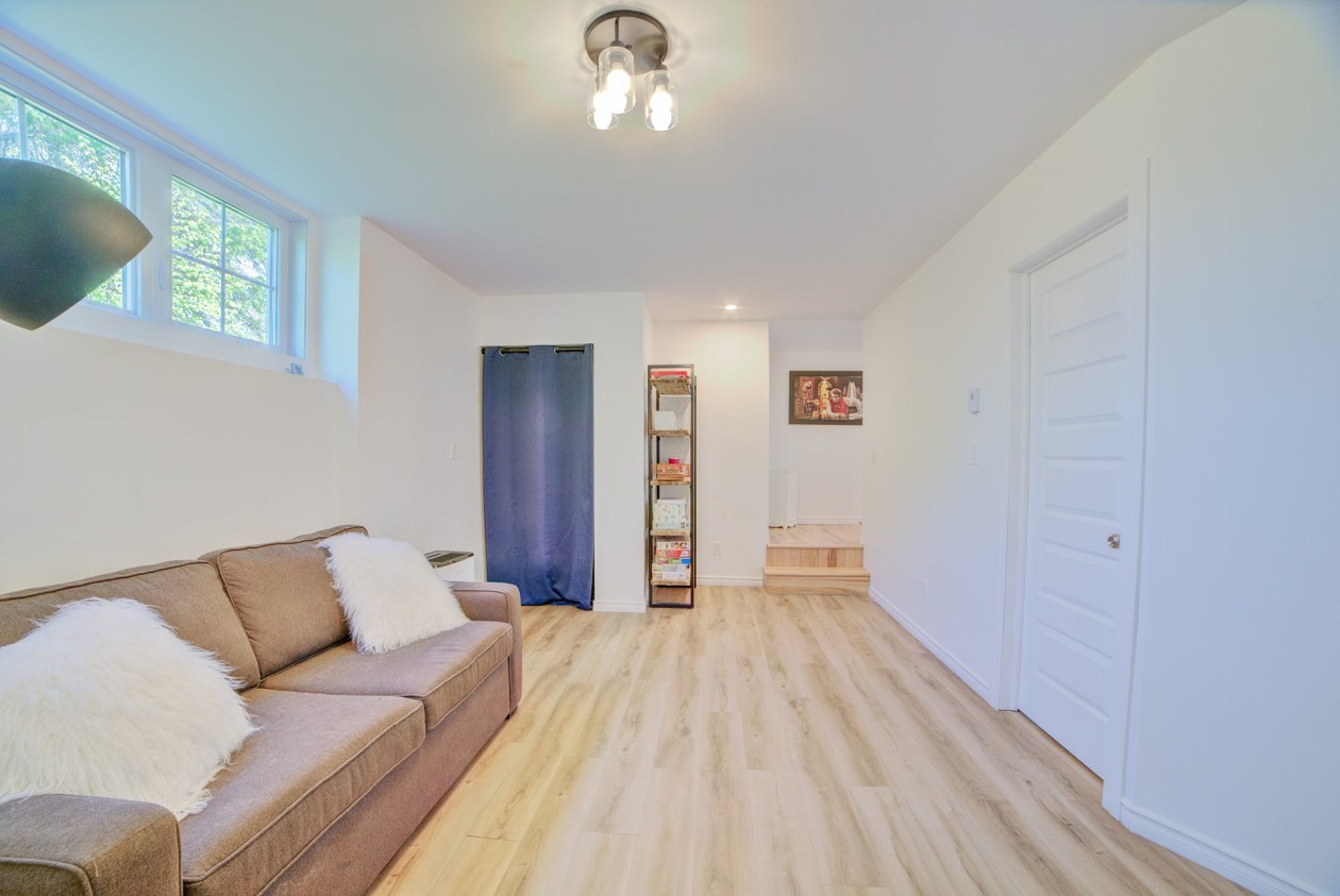 Salon — 1255, Rue des Lys, Sherbrooke (Fleurimont), J1E3T5, Sherbrooke (Fleurimont)