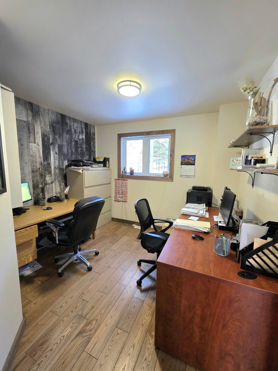 Bureau — 74, Route Bertrand-Ross, Saint-Ulric, G0J3H0, Saint-Ulric