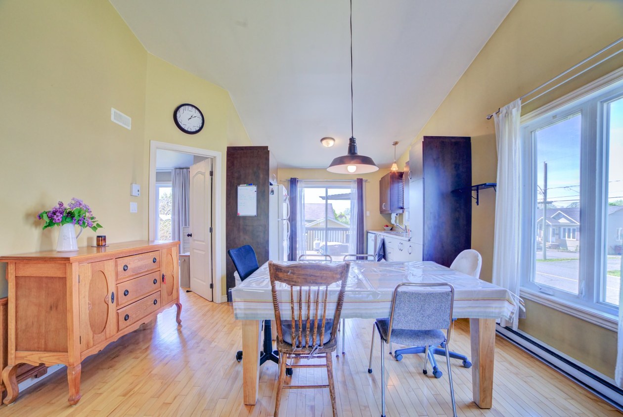 Salle à manger — 218, Rue Suzanne-Bastien, Victoriaville, G6T0W9, Victoriaville