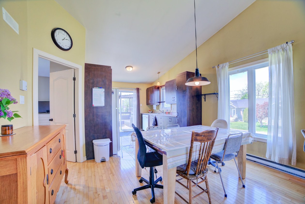Salle à manger — 218, Rue Suzanne-Bastien, Victoriaville, G6T0W9, Victoriaville