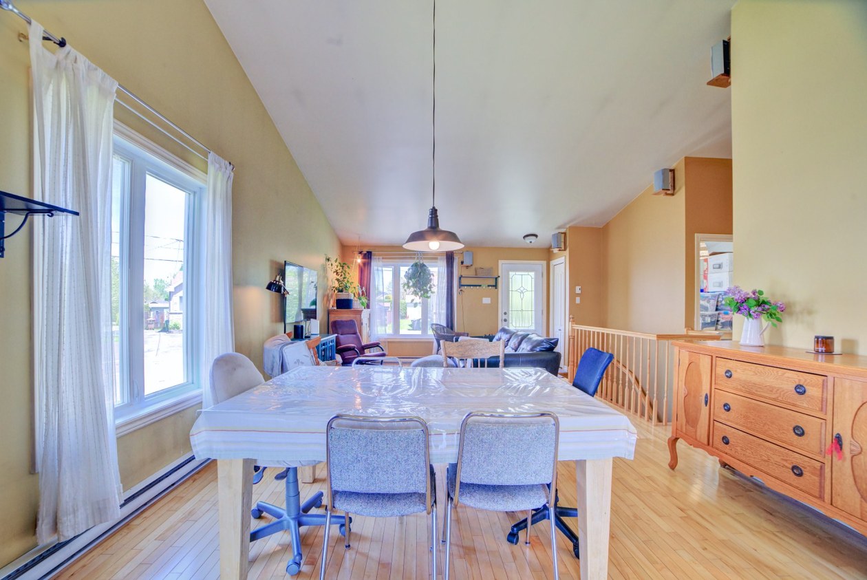 Salle à manger — 218, Rue Suzanne-Bastien, Victoriaville, G6T0W9, Victoriaville