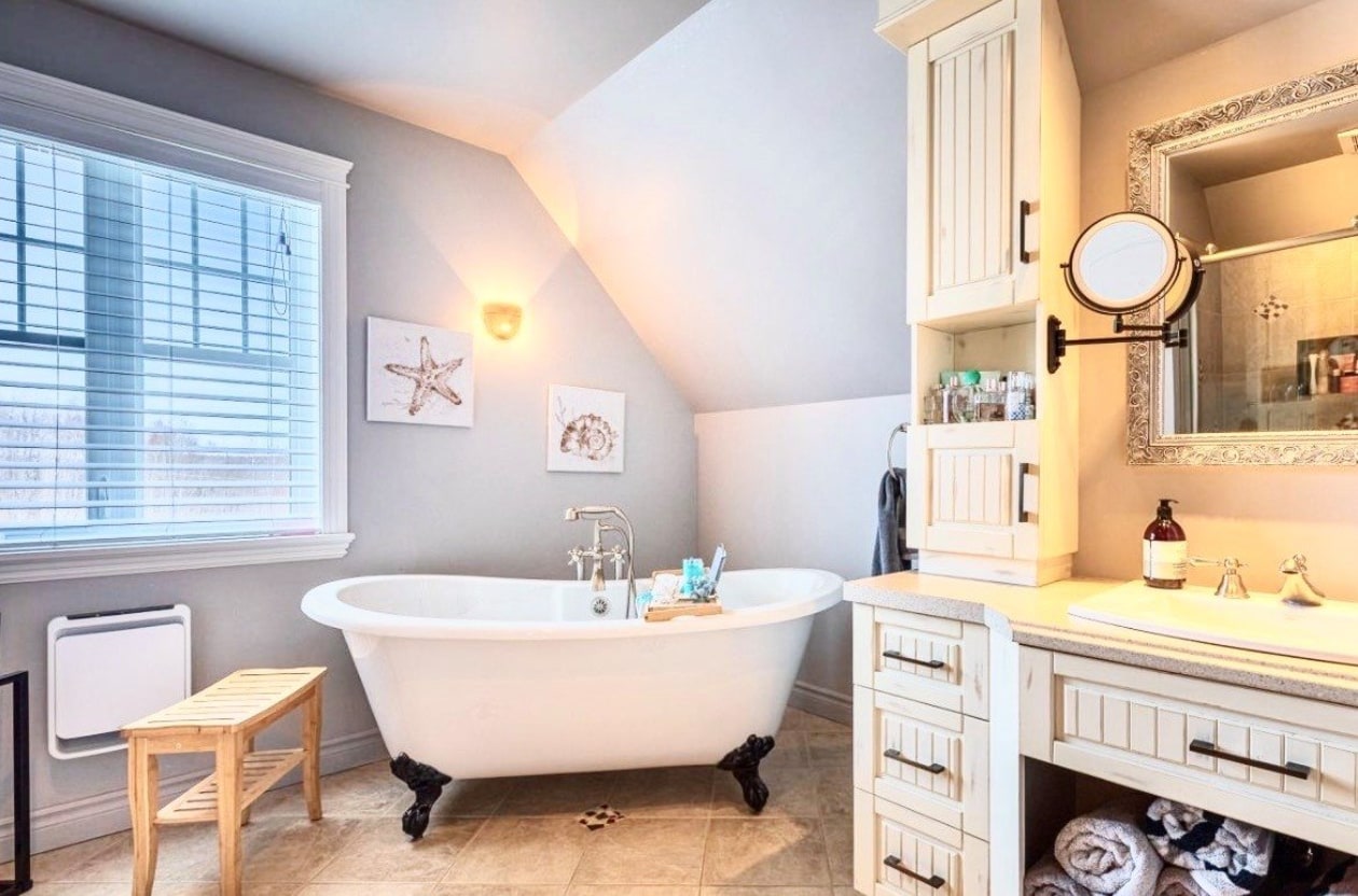 Salle de bains — 667, Ch. de la Colline, Saint-Romain, G0Y1L0, Saint-Romain