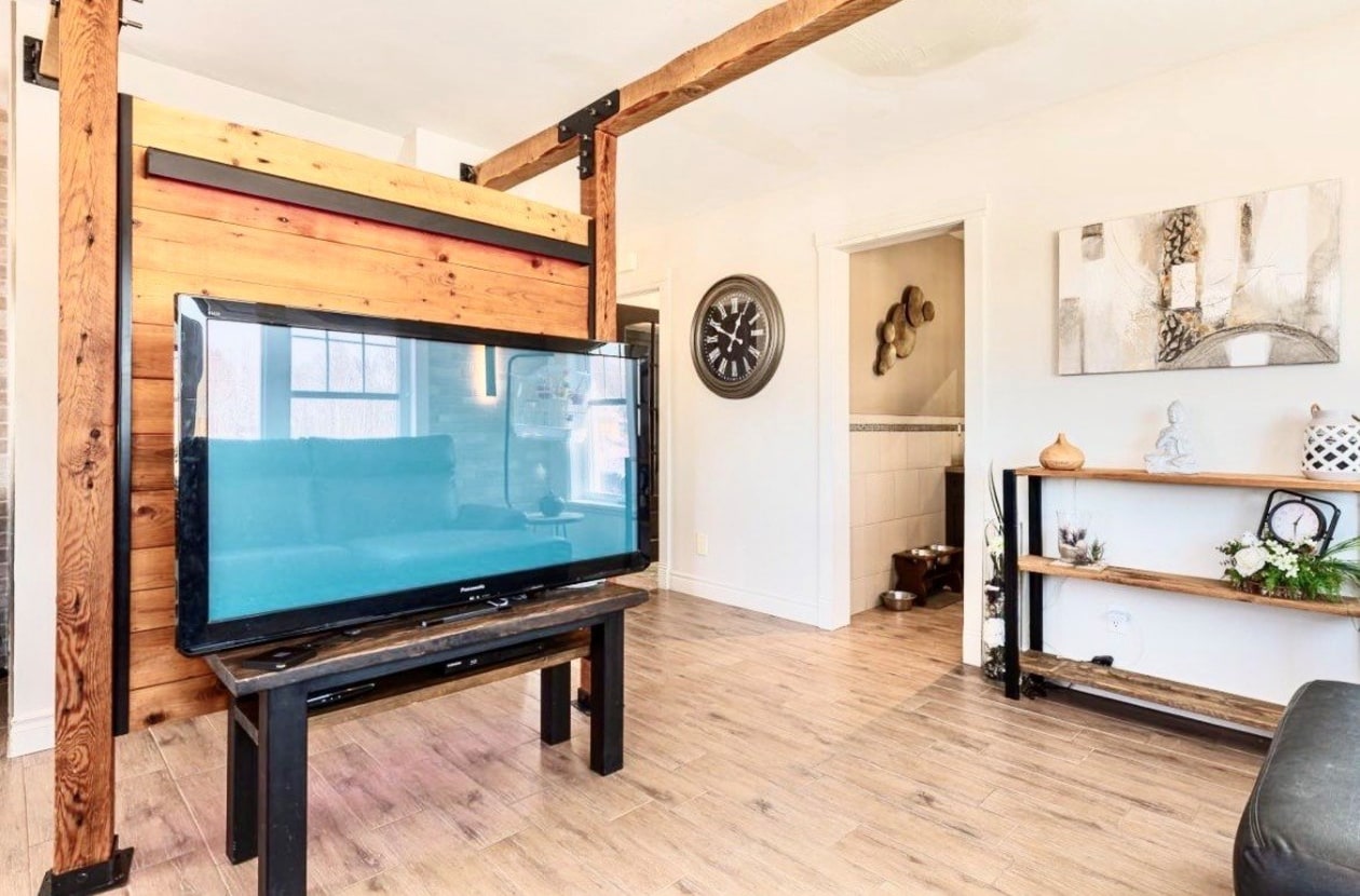 Salon — 667, Ch. de la Colline, Saint-Romain, G0Y1L0, Saint-Romain
