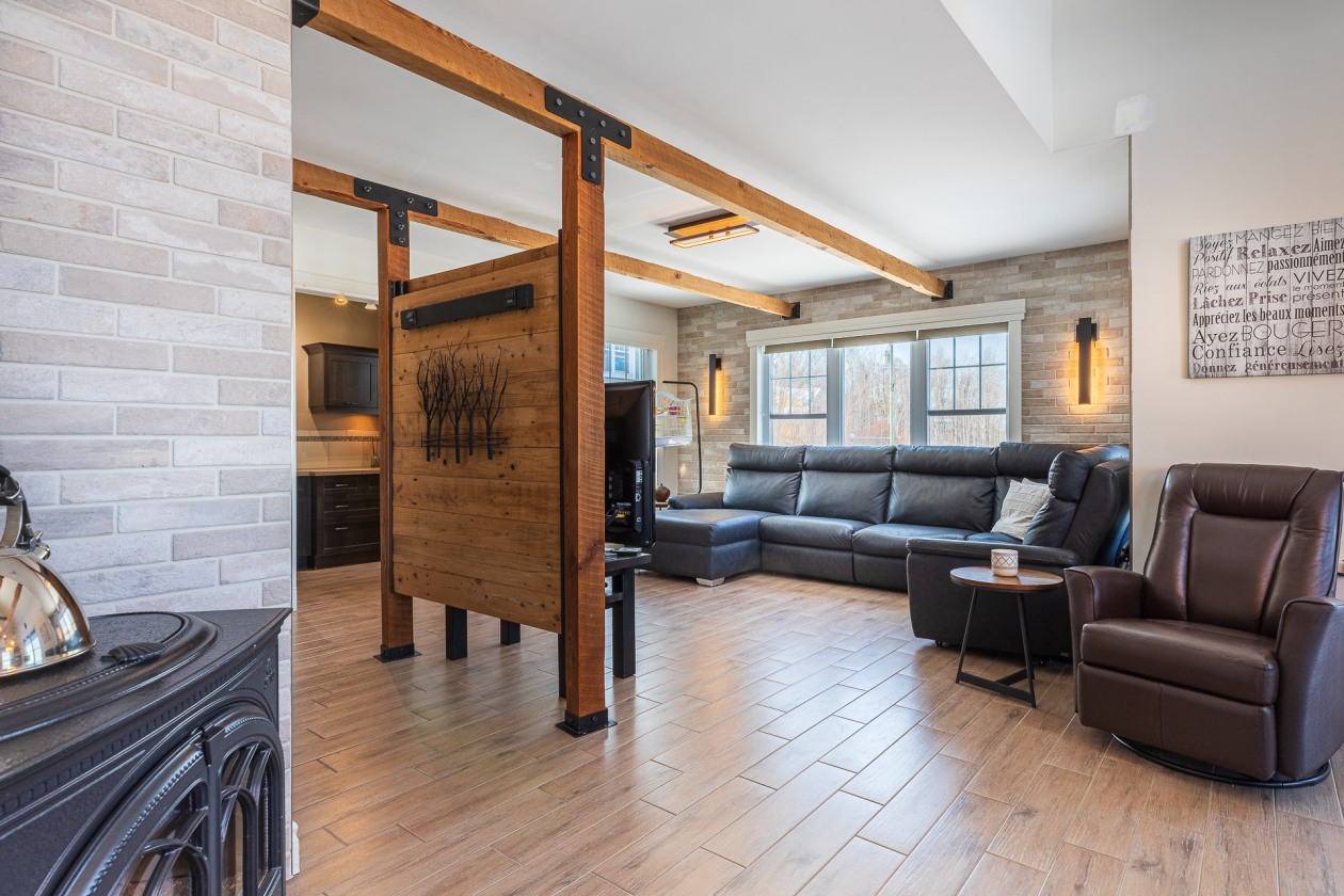 Salon — 667, Ch. de la Colline, Saint-Romain, G0Y1L0, Saint-Romain