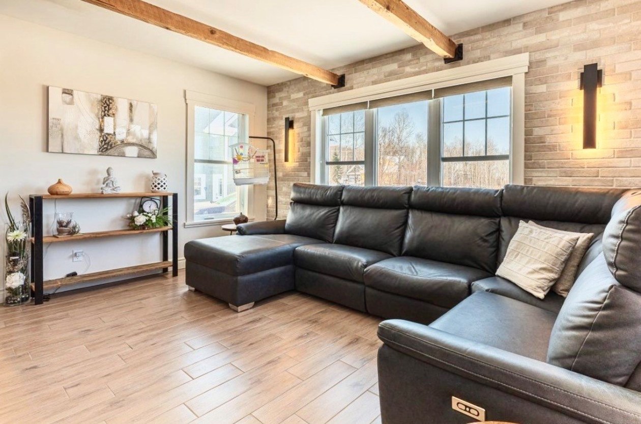 Salon — 667, Ch. de la Colline, Saint-Romain, G0Y1L0, Saint-Romain