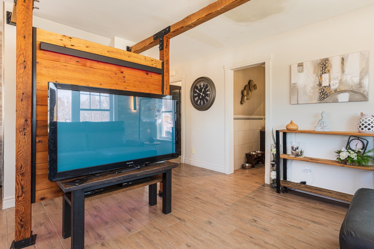 Salon — 667, Ch. de la Colline, Saint-Romain, G0Y1L0, Saint-Romain
