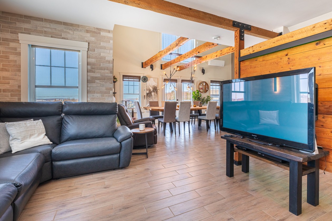 Salon — 667, Ch. de la Colline, Saint-Romain, G0Y1L0, Saint-Romain