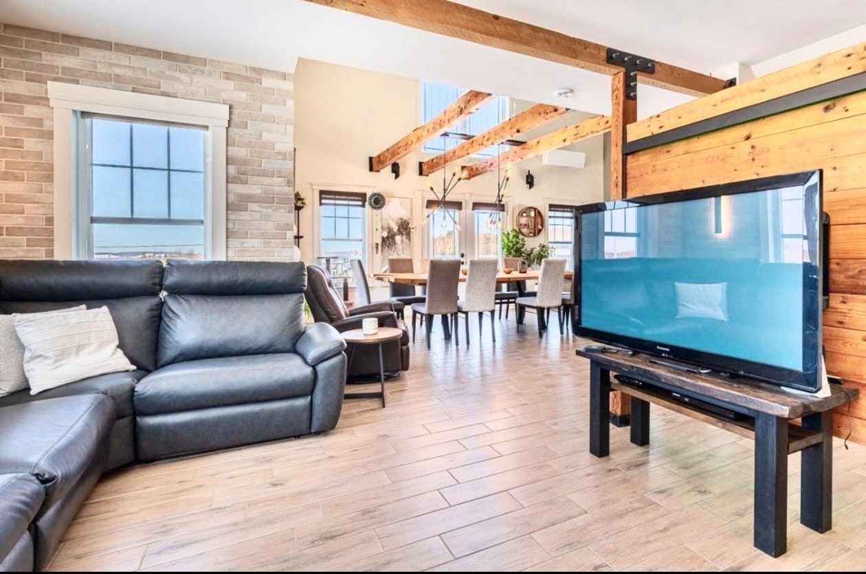 Salon — 667, Ch. de la Colline, Saint-Romain, G0Y1L0, Saint-Romain