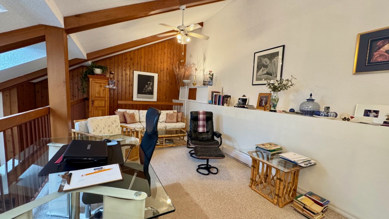 208-111 Av Hochar