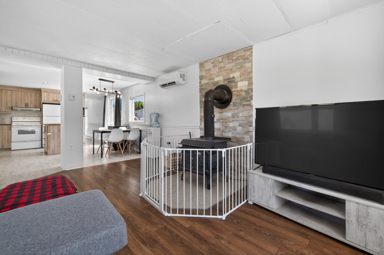 Salon — 246, Rue Principale, Saint-Modeste, G0L3M0, Saint-Modeste