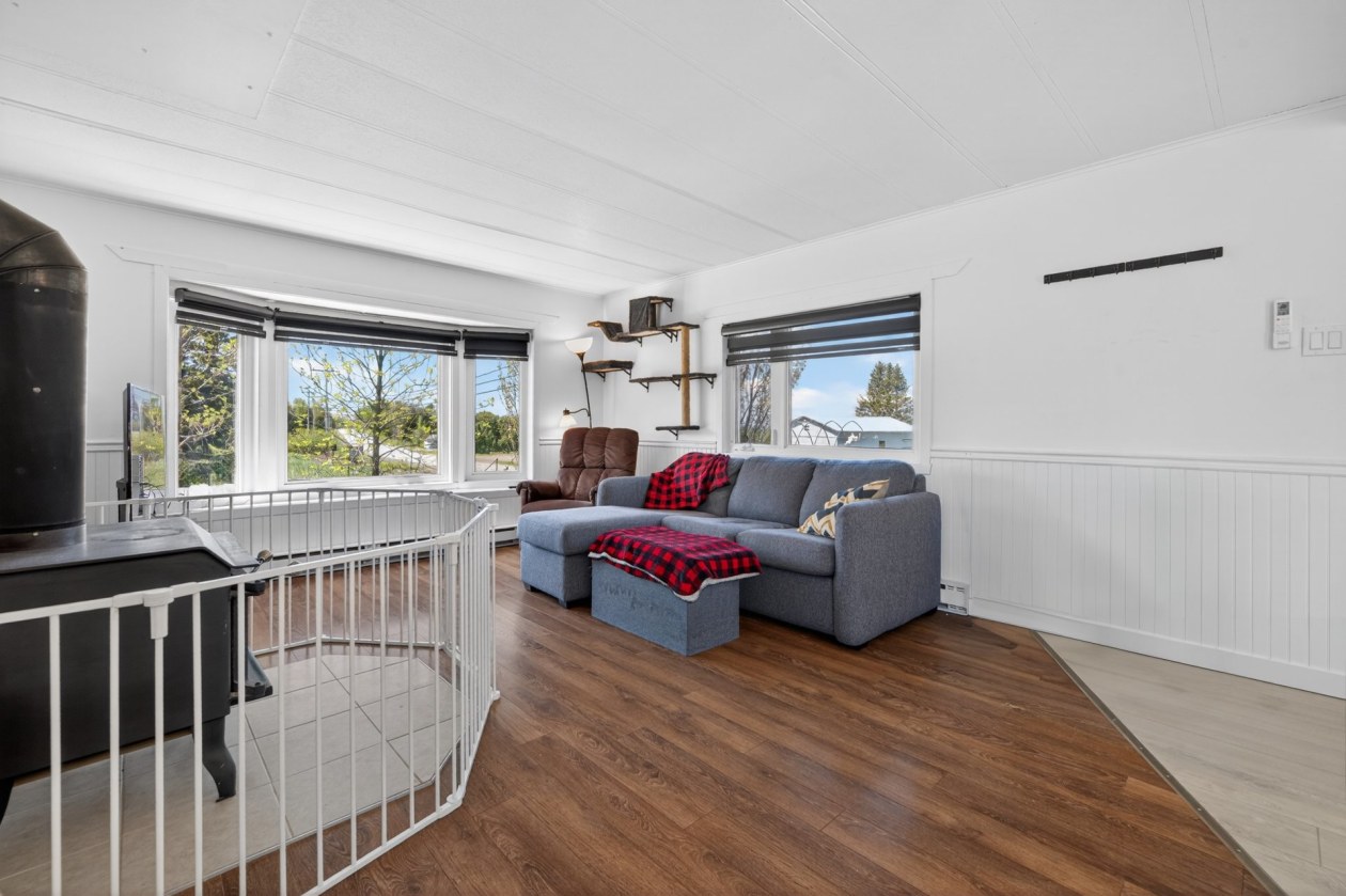 Salon — 246, Rue Principale, Saint-Modeste, G0L3M0, Saint-Modeste