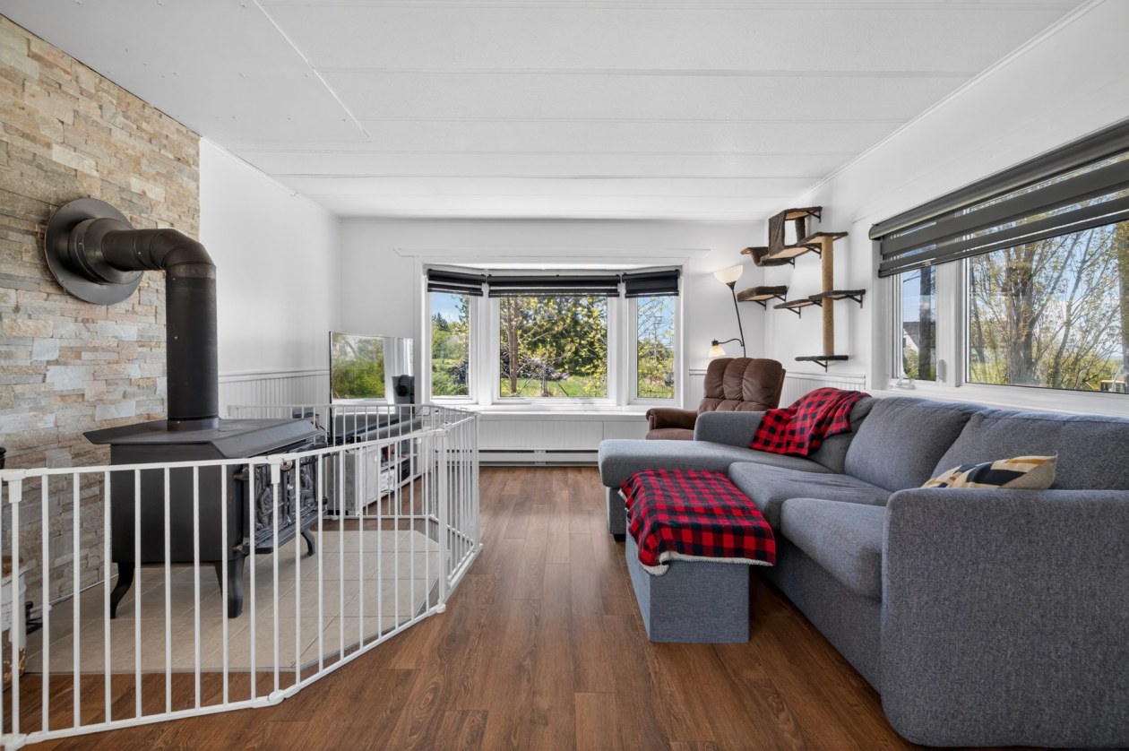 Salon — 246, Rue Principale, Saint-Modeste, G0L3M0, Saint-Modeste
