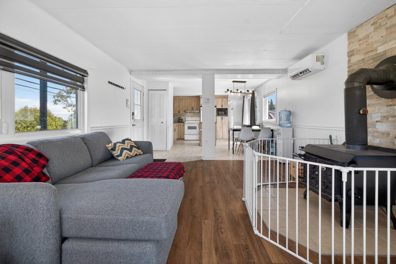 Salon — 246, Rue Principale, Saint-Modeste, G0L3M0, Saint-Modeste