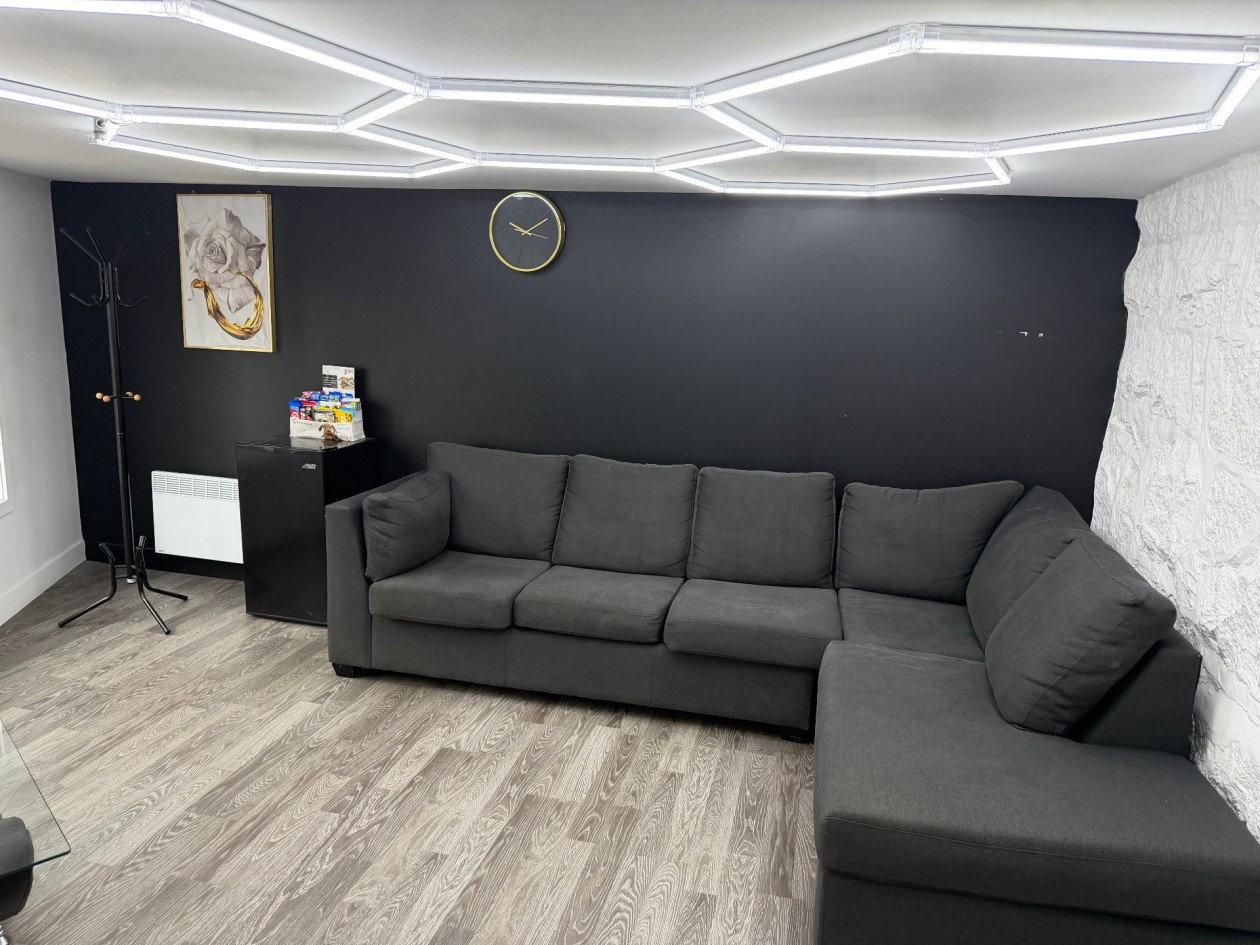 Salon — 452 - 456, Rue de l'Hôtel-Dieu, Saguenay (Chicoutimi), G7H1V7, Saguenay (Chicoutimi)