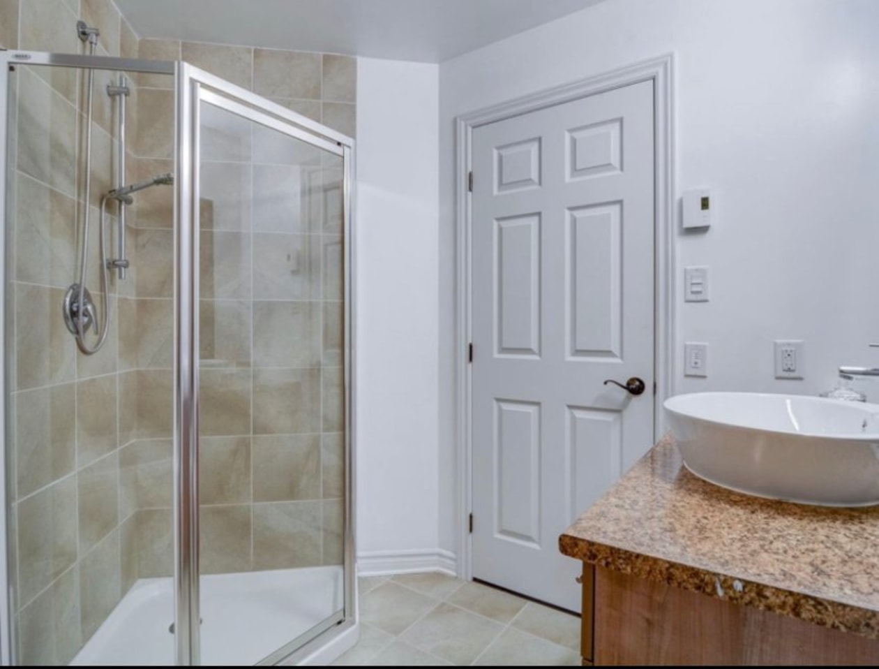 Salle de bains — 6115, Rue de Lancaster, 3, Brossard, J4Y0M9, Brossard