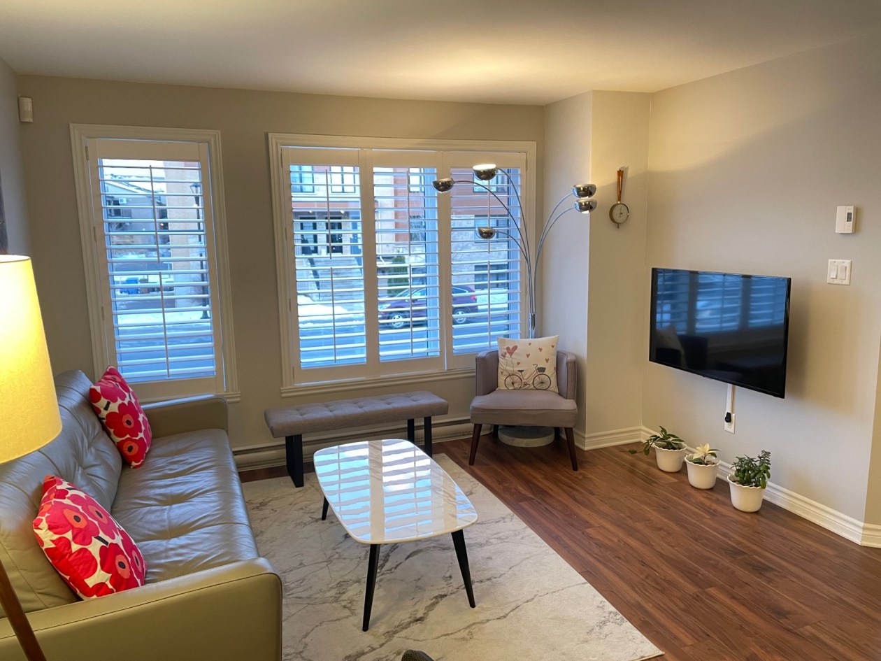 Salon — 6115, Rue de Lancaster, 3, Brossard, J4Y0M9, Brossard