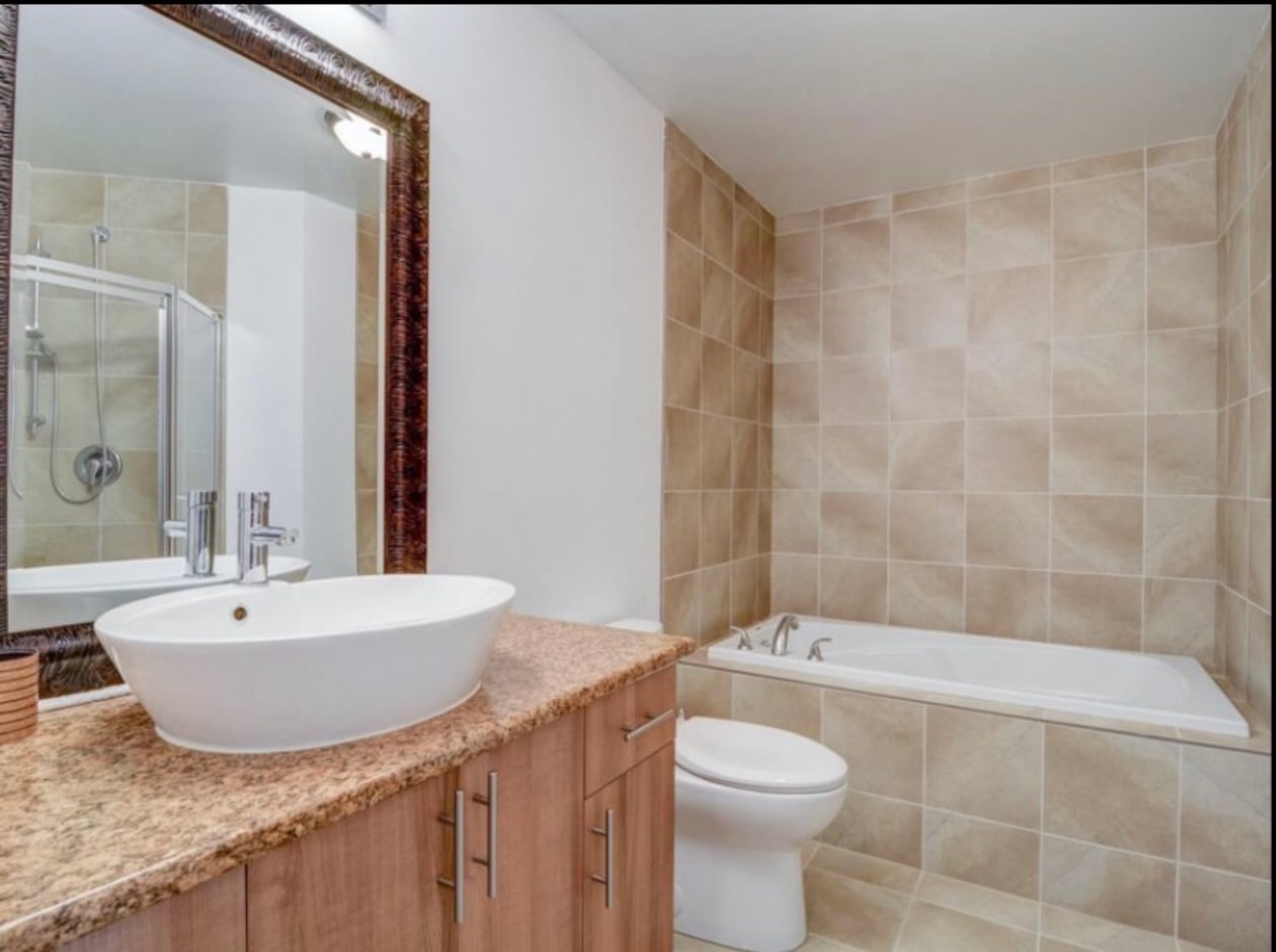 Salle de bains — 6115, Rue de Lancaster, 3, Brossard, J4Y0M9, Brossard