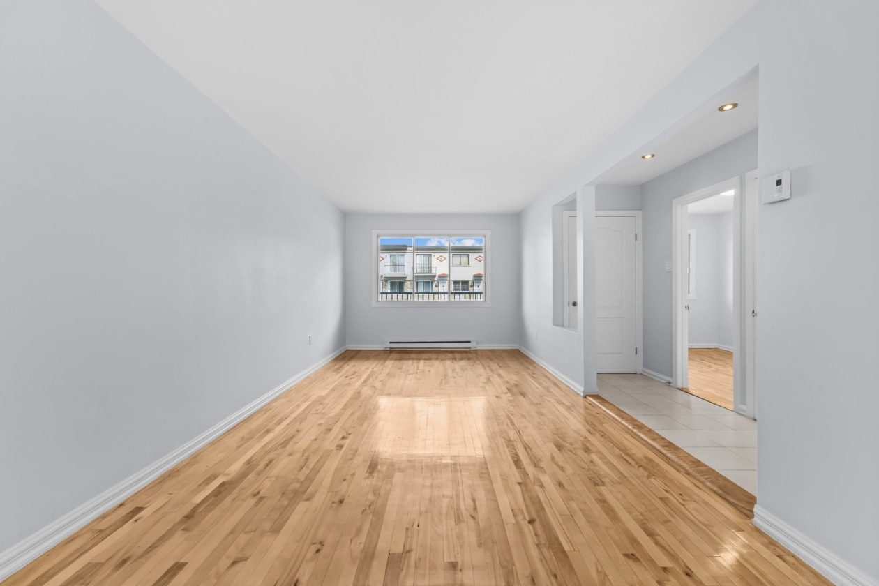 Salon — 4340, Rue de Venise, Montréal (Saint-Léonard), H1S1G1, Montréal (Saint-Léonard)