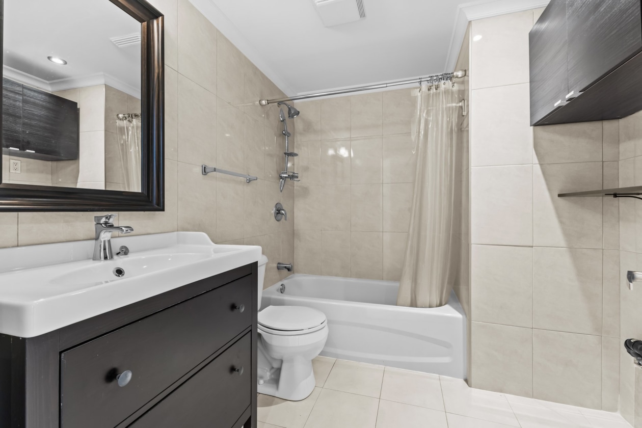 Salle de bains — 4340, Rue de Venise, Montréal (Saint-Léonard), H1S1G1, Montréal (Saint-Léonard)