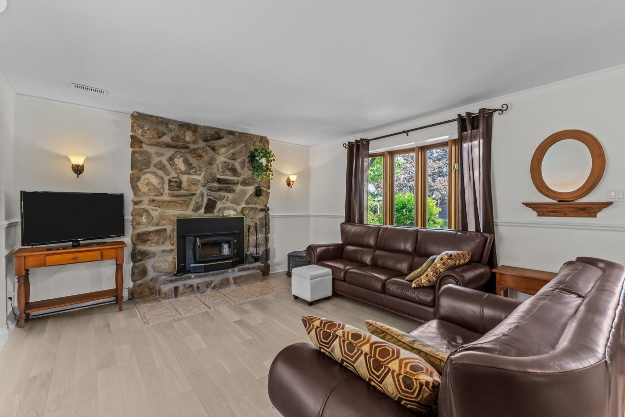 Salon — 304, Rue Ouimette, Saint-Eustache, J7P4Z1, Saint-Eustache