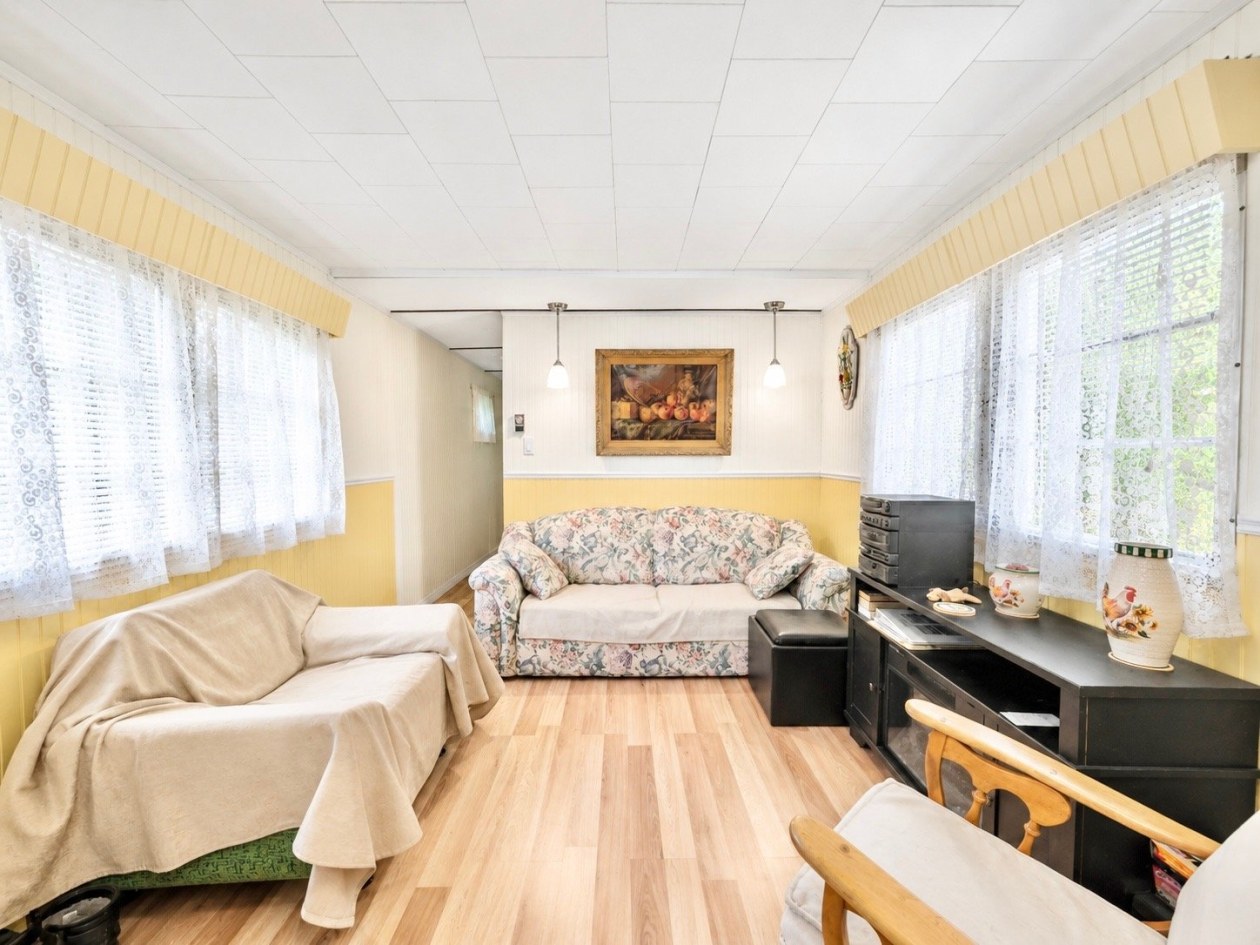 Salon — 635, Ch. du Lac-des-Trois-Milles E., Sainte-Cécile-de-Whitton, G0Y1J0, Sainte-Cécile-de-Whitton