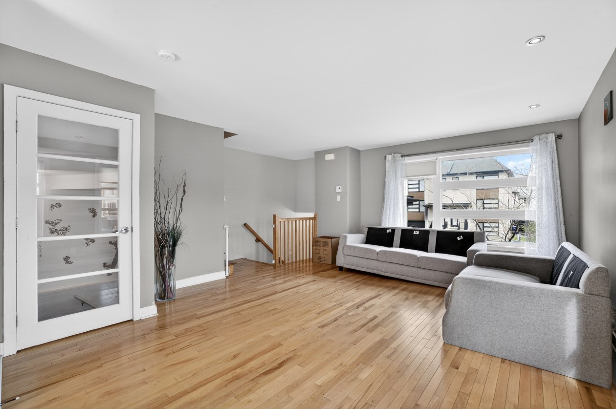 Salon — 7998 Rue des Quatre-Vents, Laval, H7A 0E9, Laval