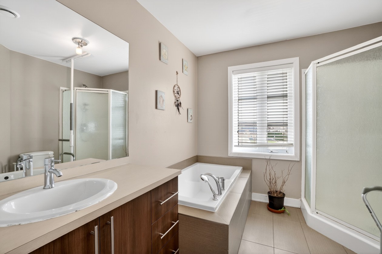 Salle de bains — 7998 Rue des Quatre-Vents, Laval, H7A 0E9, Laval