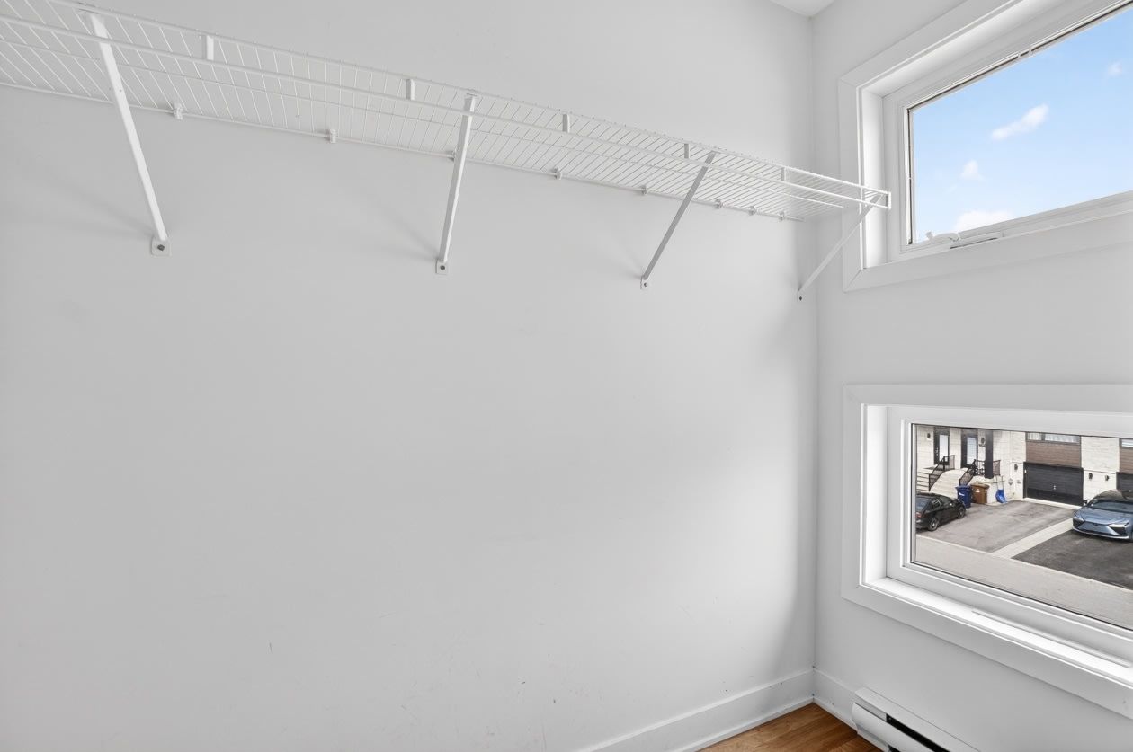 Penderie — 7998 Rue des Quatre-Vents, Laval, H7A 0E9, Laval