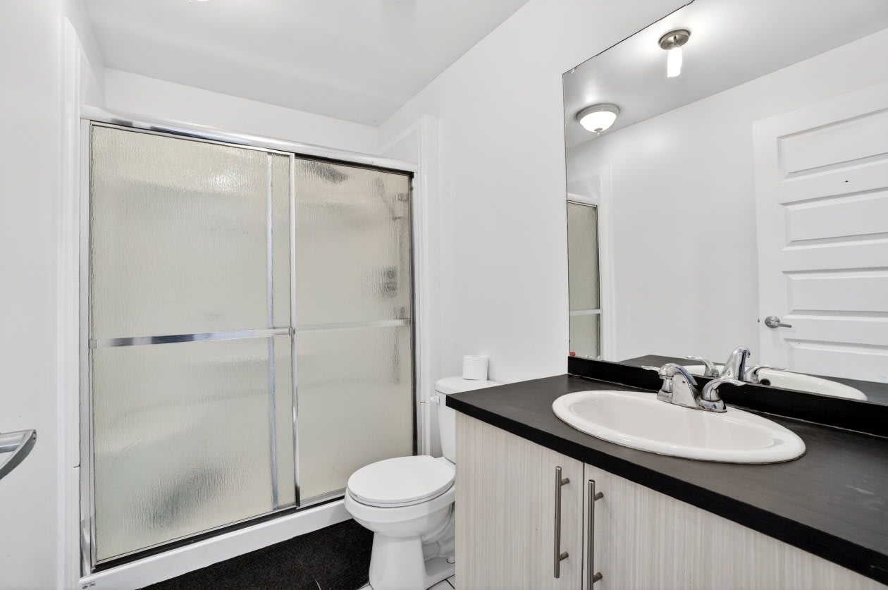 Salle de bains — 7998 Rue des Quatre-Vents, Laval, H7A 0E9, Laval