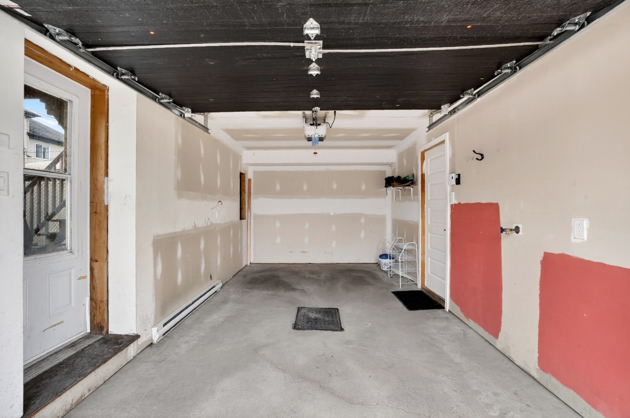 Garage — 7998 Rue des Quatre-Vents, Laval, H7A 0E9, Laval
