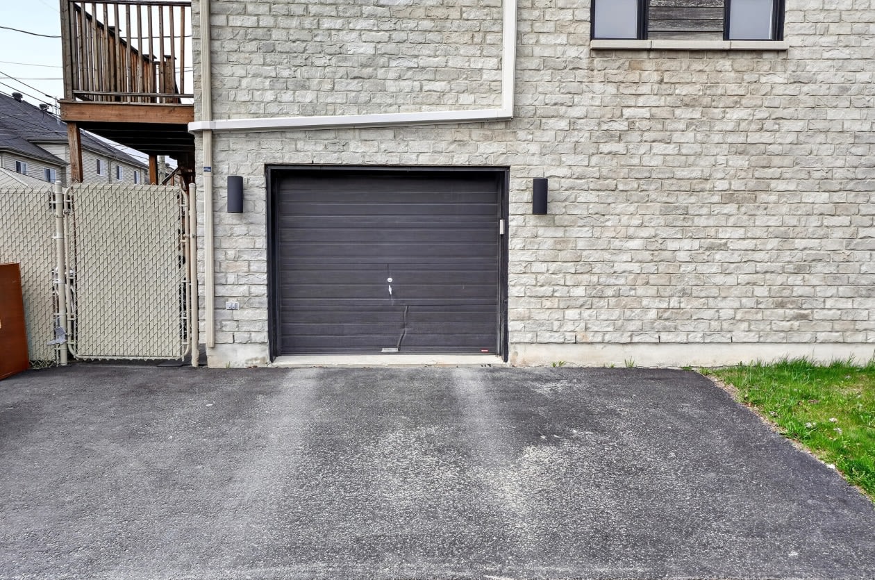 Garage — 7998 Rue des Quatre-Vents, Laval, H7A 0E9, Laval