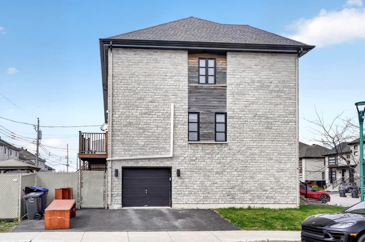 Garage — 7998 Rue des Quatre-Vents, Laval, H7A 0E9, Laval