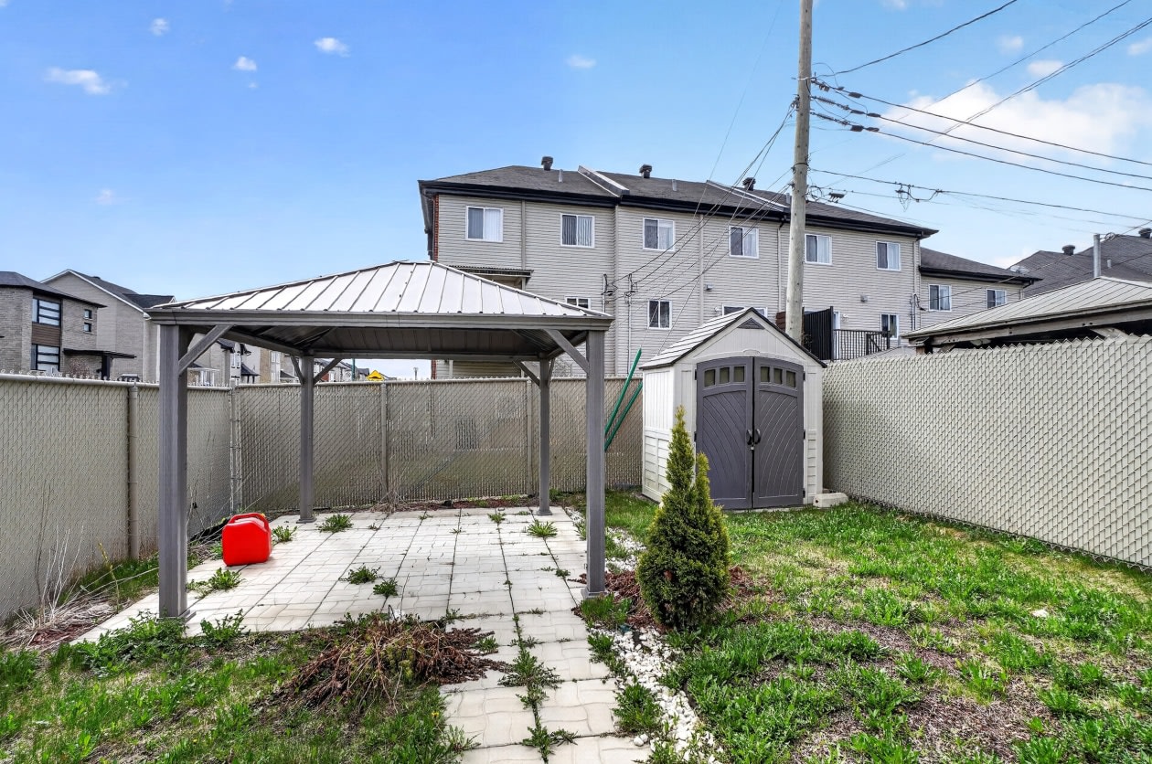 Cour — 7998 Rue des Quatre-Vents, Laval, H7A 0E9, Laval
