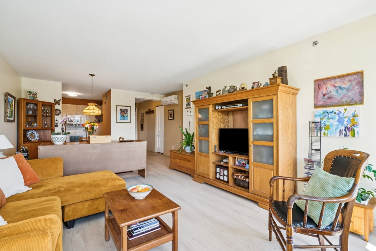 Salon — 730, 32e Avenue, 404, Montréal (Lachine), H8T1Y5, Montréal (Lachine)
