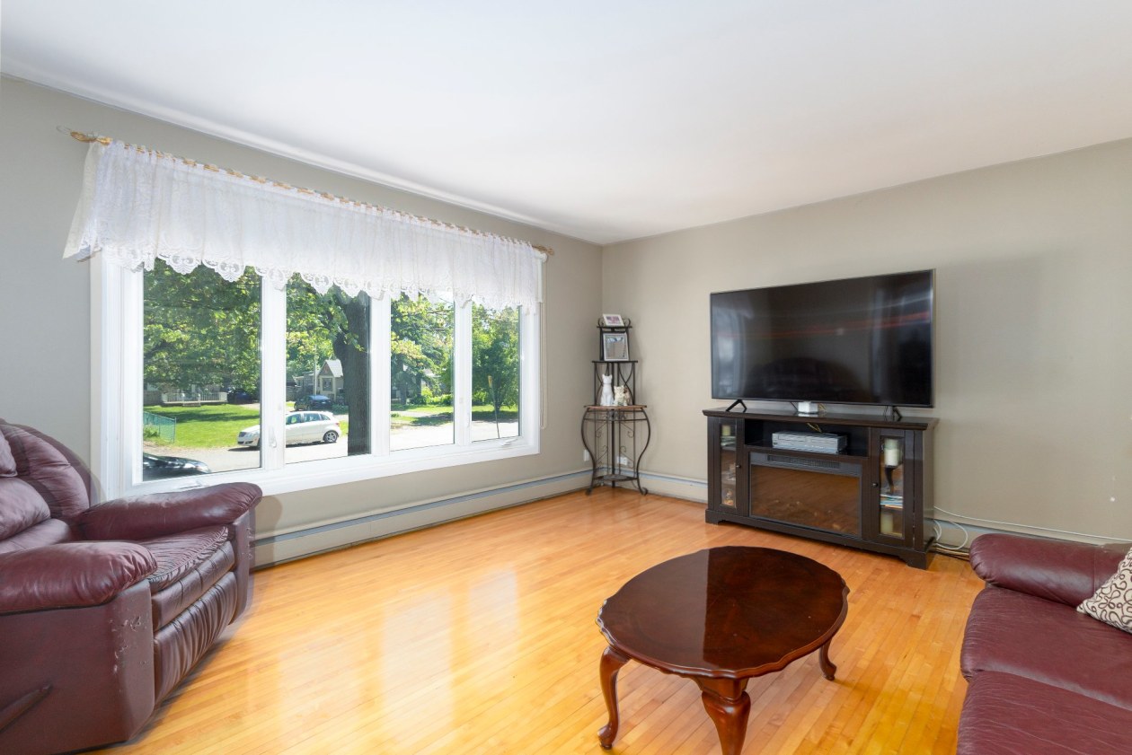 Salon — 51, Rue St-Jean, Châteauguay, J6J2X6, Châteauguay