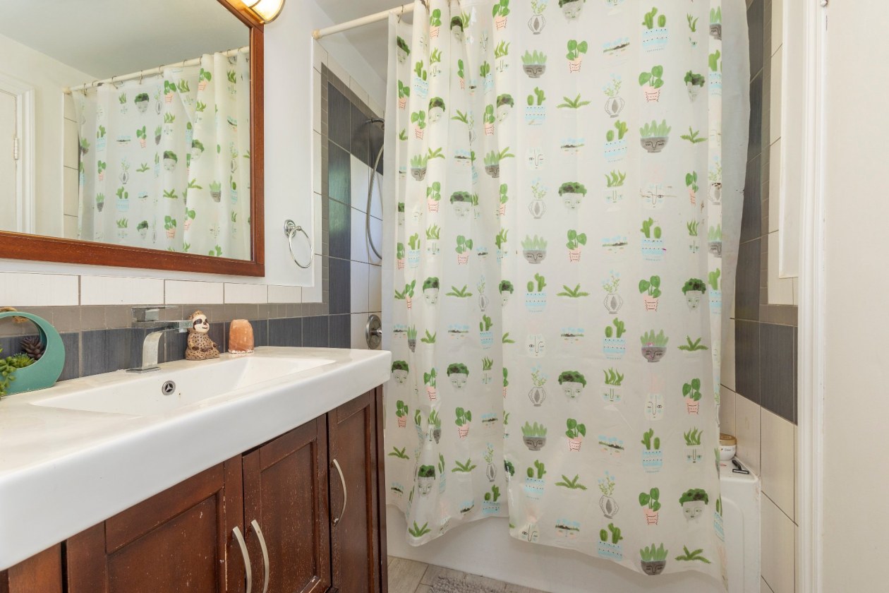 Salle de bains — 51, Rue St-Jean, Châteauguay, J6J2X6, Châteauguay
