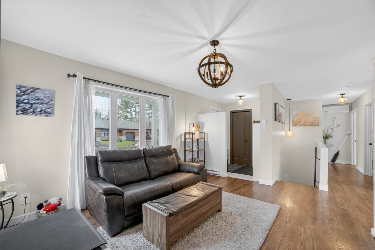 Salon — 279, Rue des Cyprès, Magog, J1X8B1, Magog