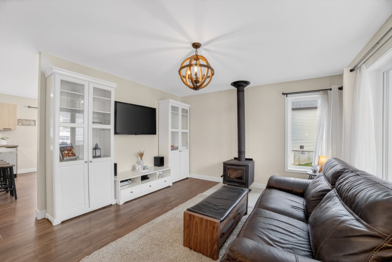 Salon — 279, Rue des Cyprès, Magog, J1X8B1, Magog
