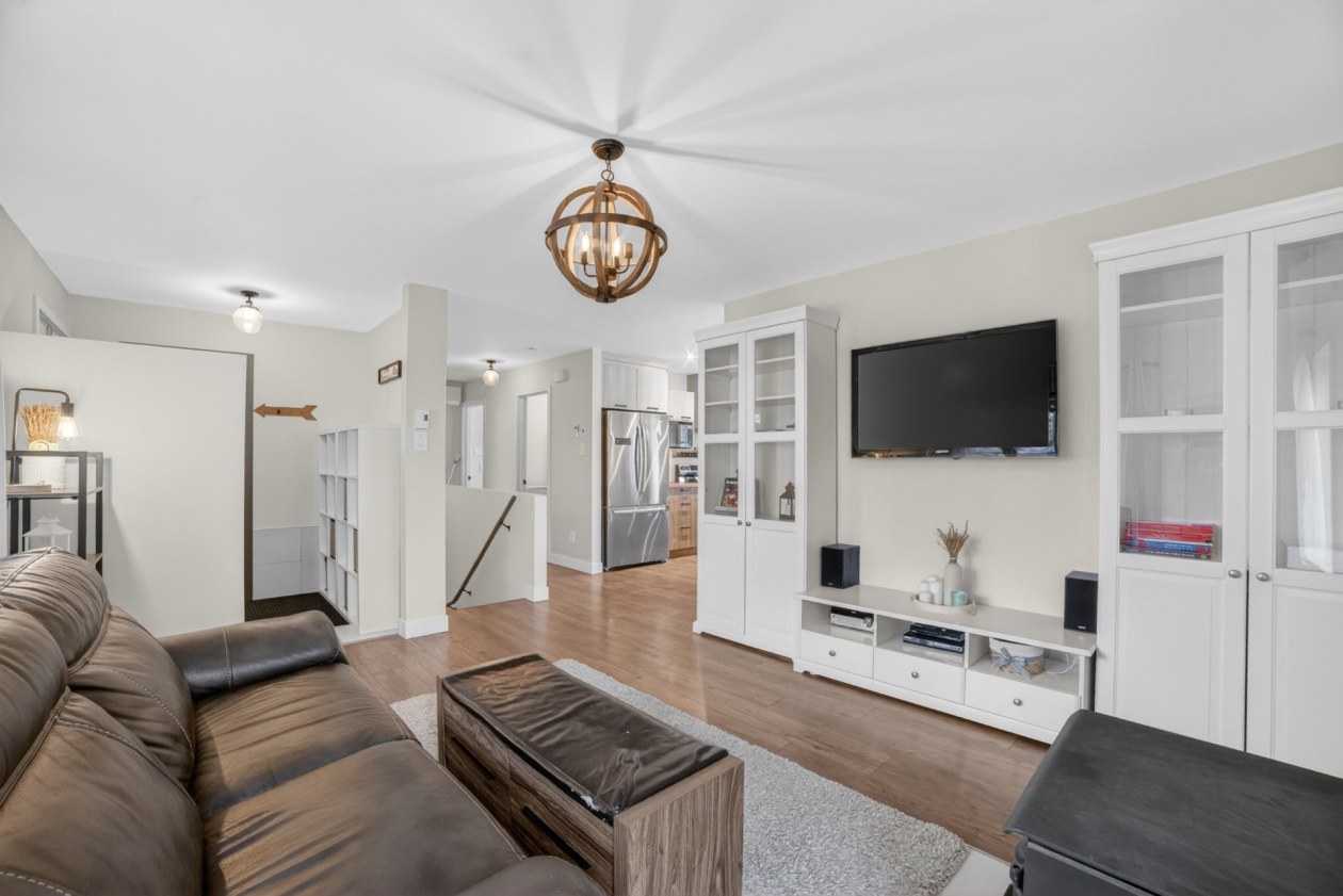 Salon — 279, Rue des Cyprès, Magog, J1X8B1, Magog