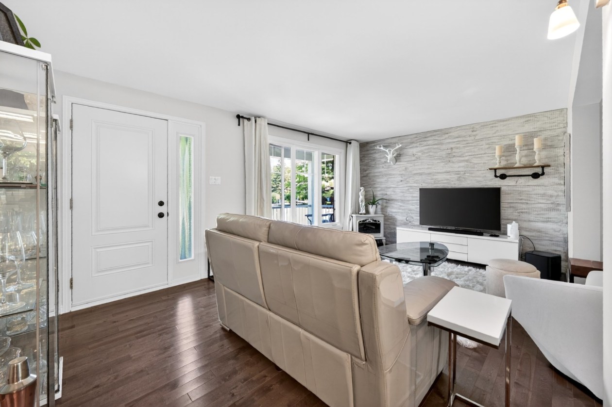 Salon — 1233, Rue des Bouleaux, Les Cèdres, J7T1H8, Les Cèdres