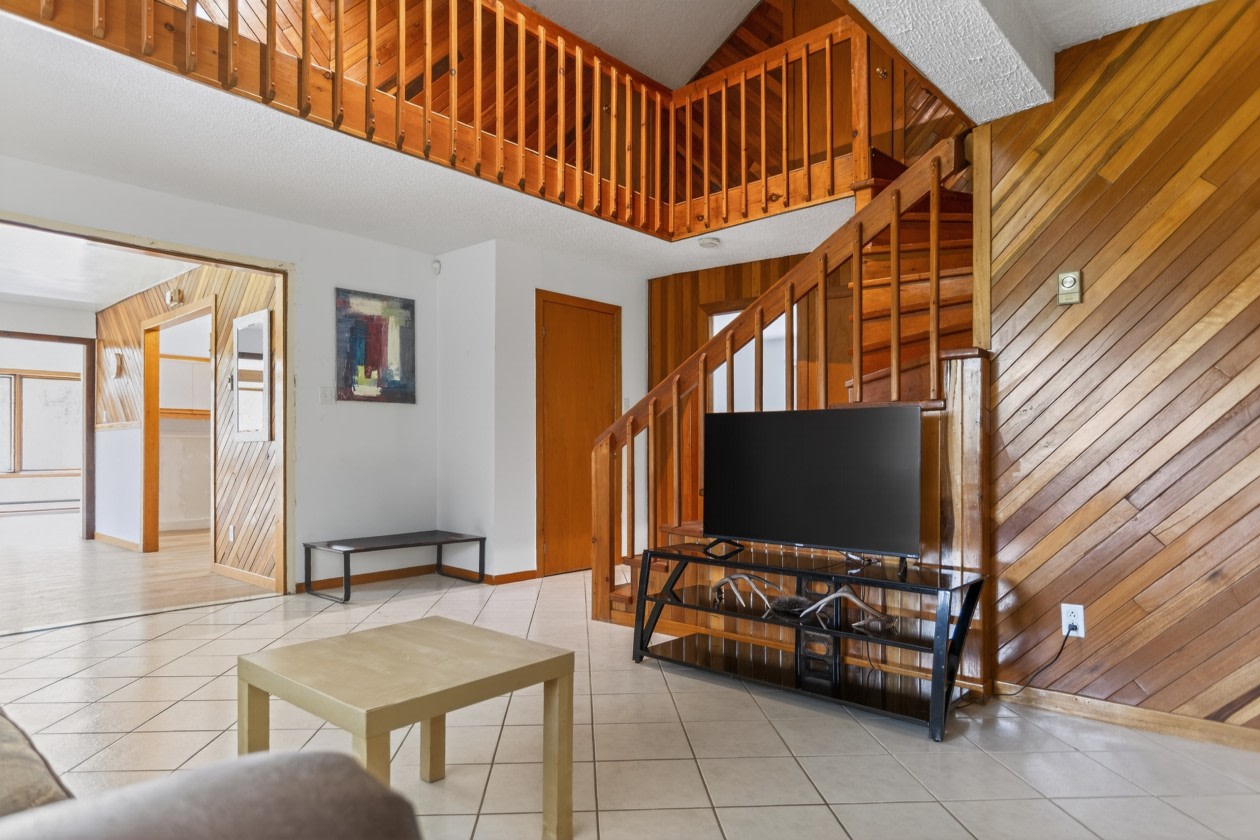 Salon — 331 Rue des Pêcheurs, Saint-Alexis-Des-Monts, J0K 1V0, Saint-Alexis-Des-Monts