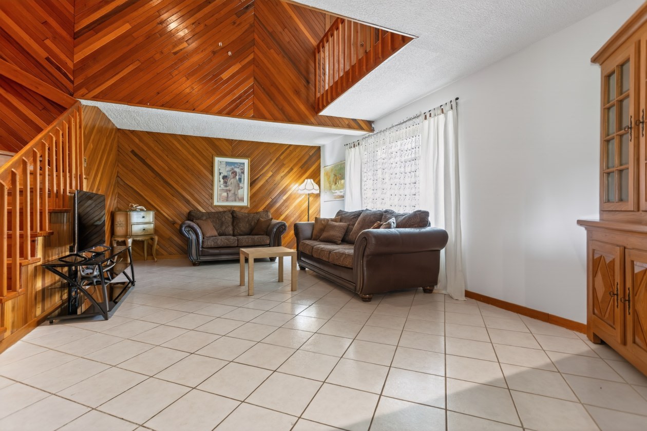 Salon — 331 Rue des Pêcheurs, Saint-Alexis-Des-Monts, J0K 1V0, Saint-Alexis-Des-Monts