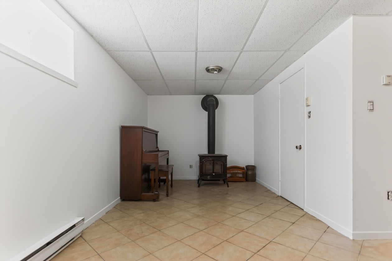 Salon — 331 Rue des Pêcheurs, Saint-Alexis-Des-Monts, J0K 1V0, Saint-Alexis-Des-Monts