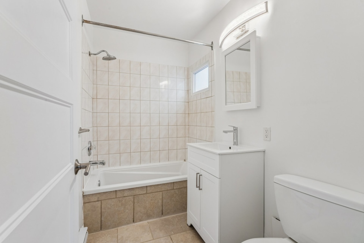Salle de bains — 769 - 769A, 6e Avenue, Montréal (Lachine), H8S2Y6, Montréal (Lachine)