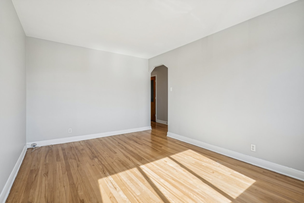 Salon — 769 - 769A, 6e Avenue, Montréal (Lachine), H8S2Y6, Montréal (Lachine)