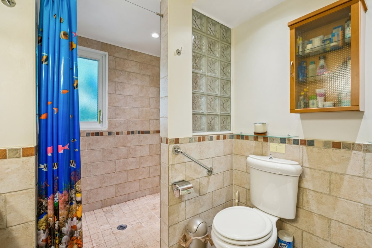 Salle de bains — 11626, Rue Ross, Montréal (Pierrefonds-Roxboro), H8Y1C7, Montréal (Pierrefonds-Roxboro)